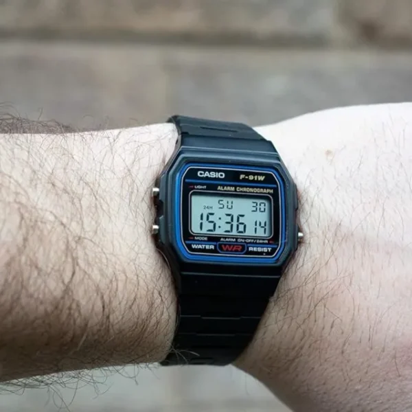 classic-retro-wristwatch-sellertree-uk-in-Hand